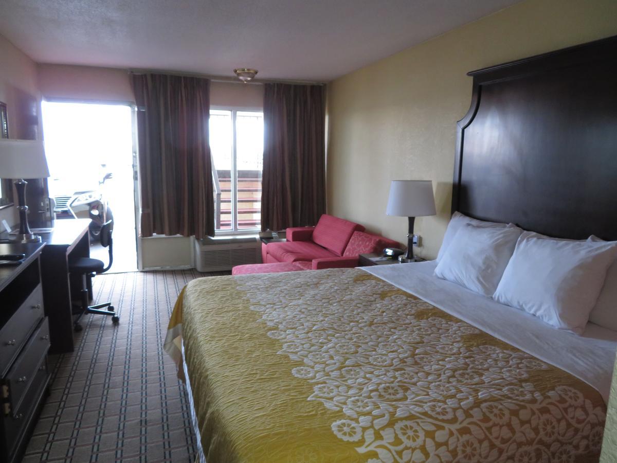 Days Inn By Wyndham Blytheville Bagian luar foto