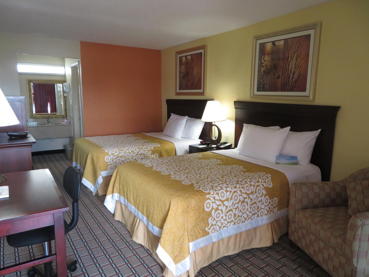 Days Inn By Wyndham Blytheville Bagian luar foto